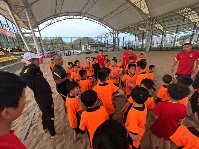 开云体育官方网站:播种希望 未来可期 中国国家男子沙滩足球队在梅州五华开展沙足体验课活动 开云体育官方网站:播种希望 未来可期 中国国家男子沙滩足球队在梅州五华开展沙足体验课活动